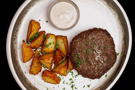 Бифштекс из мраморной говядины с пряным картофелем