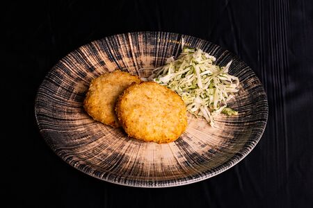 Котлетки куриные с салатом