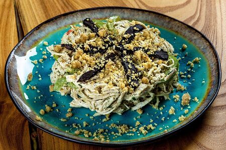 Салат с курицей, черносливом и грецким орехом с мацони