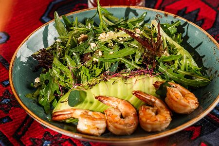 Легкий салат с креветками