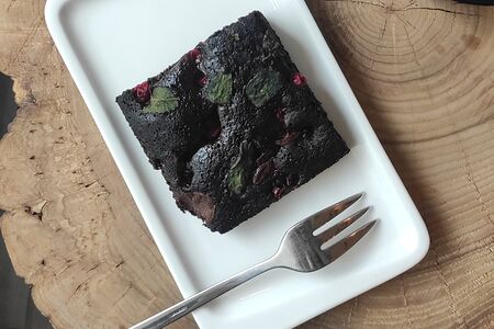 Веганский брауни с клюквой и мятой