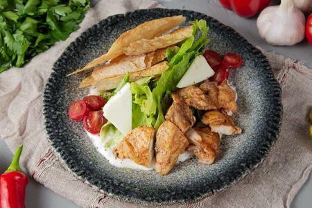 Салат с цыпленком каджун и йогуртовым соусом