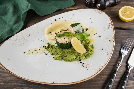 Паровые котлеты из лосося в шпинате