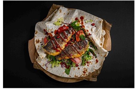 Филе сибаса со свежими овощами