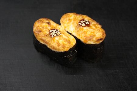 Запеченные суши с крабом