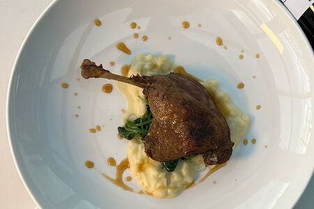 Утиная ножка конфи с яблочным парменьте