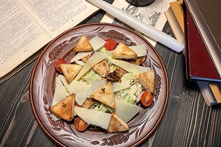 Салат Цезарь с индейкой