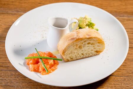 Тартар из лосося в авокадо с белым бальзамиком