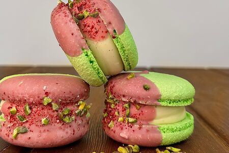 Макарон фисташка-малина