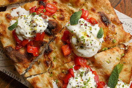 Фокачча со страчателлой и фисташками