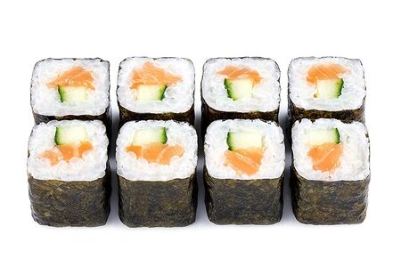 Ролл с лососем и огурцом