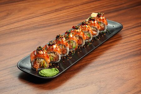 Ролл с лососем и авокадо