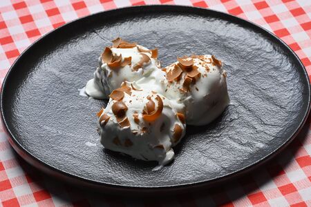 Профитроли с шоколадной начинкой и ванильной глазурью