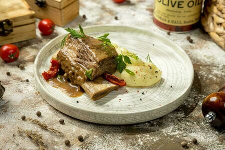 Говяжье ребро в мясном соусе с картофельным пюре и вялеными томатами