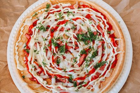 Пицца с колбасой