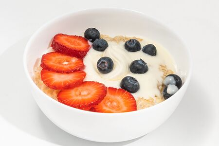 Овсяная каша со свежей ягодой и кремом тирамису