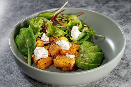 Салат с авокадо, печёной тыквой и козьим сыром