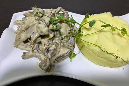 Бефстроганов из говяжьей вырезки с картофельным пюре