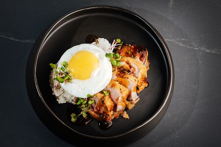 Хрустящая свиная вырезка с рисом и соусом шисо