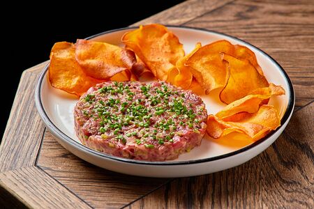 Тартар из фланка с чипсами из батата