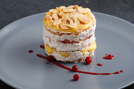 Десерт Миндальный с клюквенной прослойкой