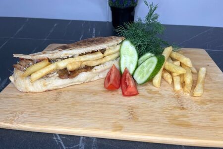 Мясная шаверма из свинины в булочке