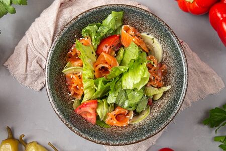 Салат с пряным лососем