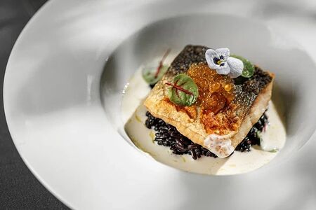 Запеченный омуль с рисом неро и кленовым сиропом