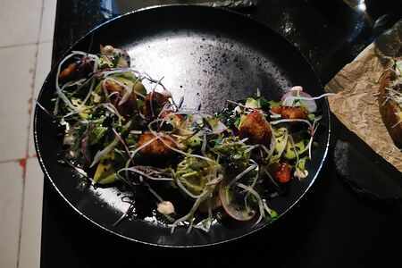 Микс салатов с жареным тунцом