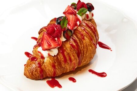 Круассан с ягодами и сырным кремом