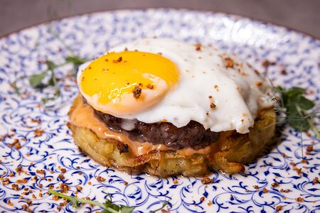 Бифштекс с глазуньей на картофельном дранике