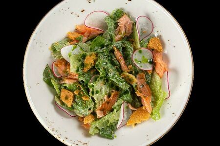 Форель горячего копчения с салатом