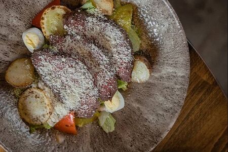 Салат с ростбифом и печеными овощами в соусе из тунца