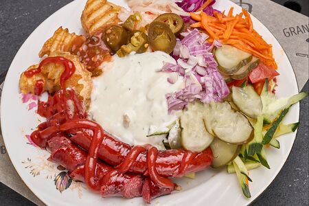 Хот-дог на тарелке халяль