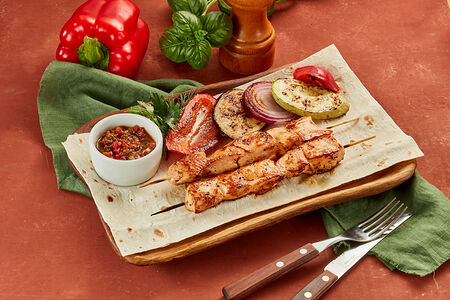 Шашлык из куриного филе с соусом сацебели