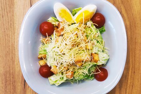 Салат Цезарь с курицей