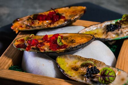 Мидии Киви, запеченные в сливочном и чили соусах