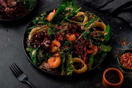 Микс-салат с морепродуктами и ореховым юдзу