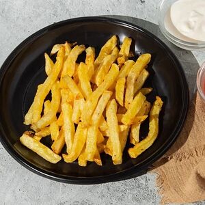 Картошка, соус в контейнере