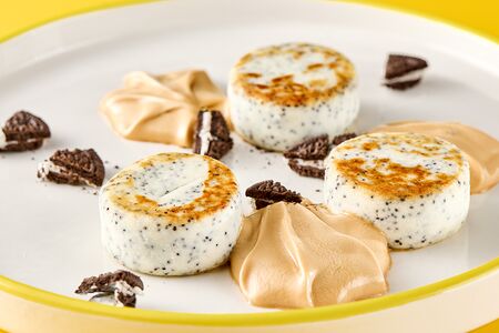 Сырники классические с кокосовым муссом и шоколадным соусом