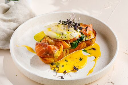 Бенедикт с лососем