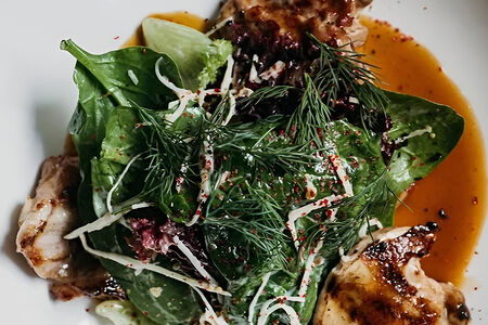 Теплый салат с перепелкой и грибами