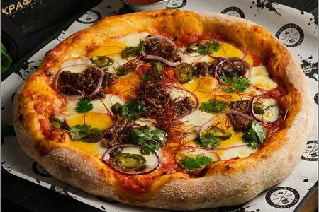 Крафт Пицца с говядиной BBQ, перцем халапеньо и кинзой