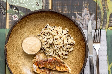 Морской окунь с диким рисом