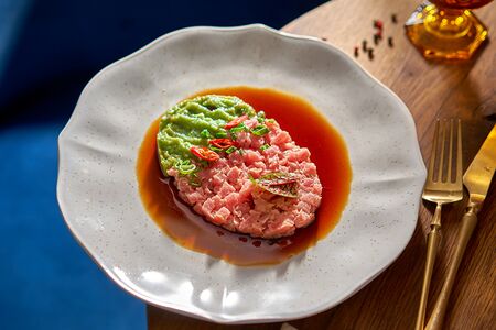 Тартар из тунца с авокадо и цитрусовым понзу