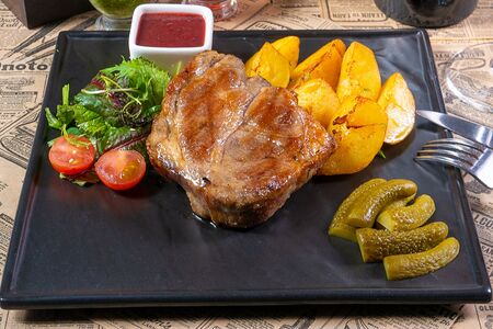 Стейк из cвинoй шеи с картофельными дольками