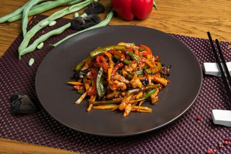 Свинина в сычуаньском соусе с овощами