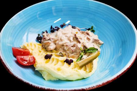 Бифстроганов с грибами и картофельным пюре