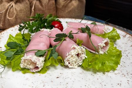 Ветчинные рулетики