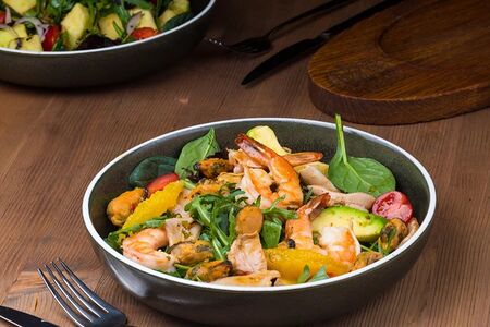 Салат с авокадо и морепродуктами